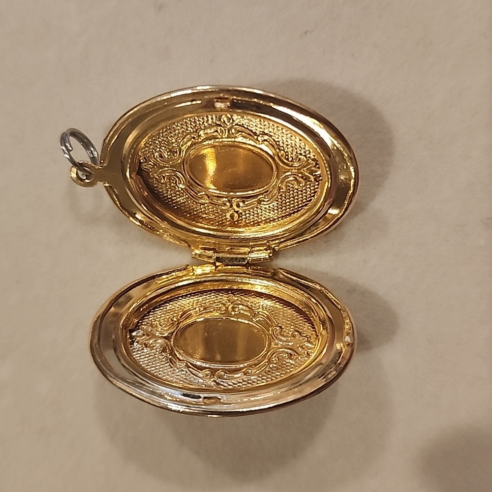 Gold Locket - Picture 2 of 3